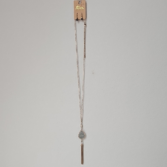 Elegant Gold and Silver Teardrop Pendant Necklace - Picture 3 of 4